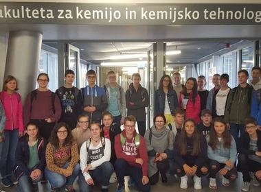 Simbolična fotografija za članek z naslovom: Dan v laboratoriju Fakultete za kemijo in kemijsko tehnologijo