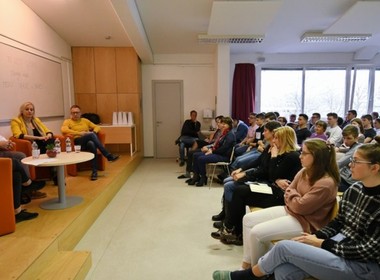 Simbolična fotografija za članek z naslovom: Okrogla miza z naslovom Mediji nekoč in danes