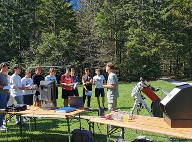 Simbolična fotografija za članek z naslovom: Mlada znanost pod senikom