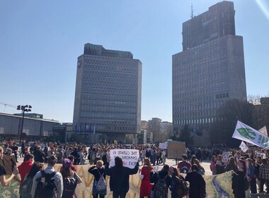 Naključna fotografija iz galerije Mladi za podnebno pravičnost: planet pred kapital