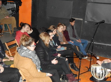 Simbolična fotografija za članek z naslovom: Filozofija in glasba kot most med Vzhodom in Zahodom