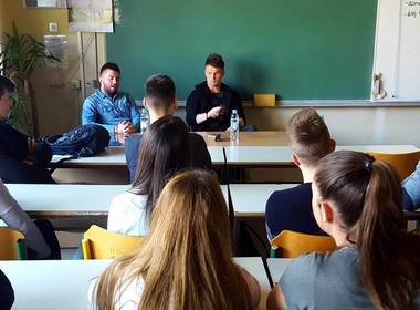 Simbolična fotografija za članek z naslovom: Tadej Bricelj z dijaki 4. E