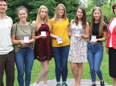 Simbolična fotografija za članek z naslovom: POZNATE ŠOLO, V KATERI JE SKORAJ VSAK PETI DIJAK NA POKLICNI MATURI ZLATI MATURANT?