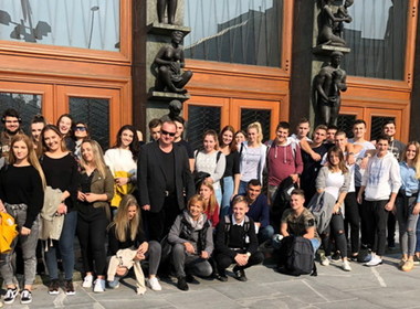 Simbolična fotografija za članek z naslovom: Ogled državnih institucij in odprte kuhne