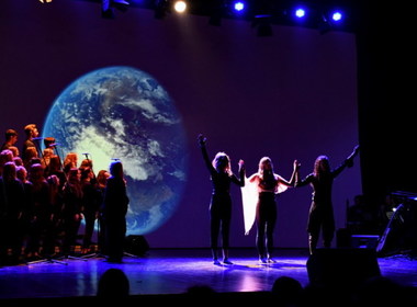 Simbolična fotografija za članek z naslovom: EN PLANET, 7 MILIJARD LJUDI, NESKONČNO ŽELJA …