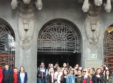 Simbolična fotografija za članek z naslovom: EKONOMISTI NA OBISKU V CENTRALNI IN POSLOVNI BANKI